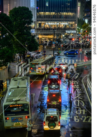 雨夜澀谷交叉路口 反射城市燈光的彩色街道 東京澀谷區 94646876