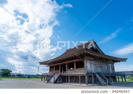 三重縣明和町修復了西久平安之森的本殿和秋空 94646947