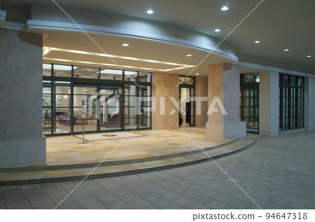 Entrance_Luke Plaza Hotel 94647318