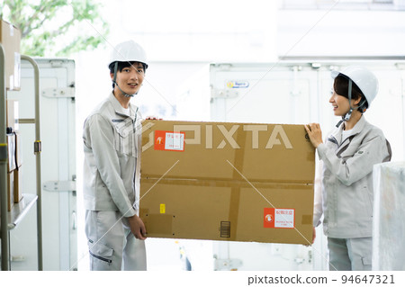 工作人員在倉庫小心運送包裹 94647321