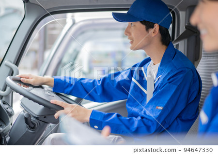 在搬家行業工作的司機 94647330