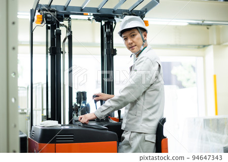 Male staff working with forklift 94647343