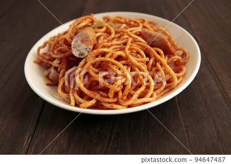 那不勒斯加了很多番茄醬，孩子們喜歡放在桌子上的意大利面 94647487