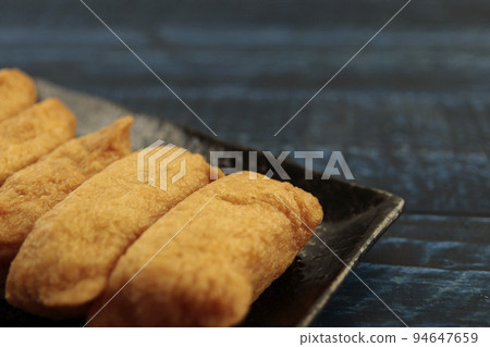 Inari sushi, a staple of sushi restaurants on the table, is Inari's favorite dish. 94647659