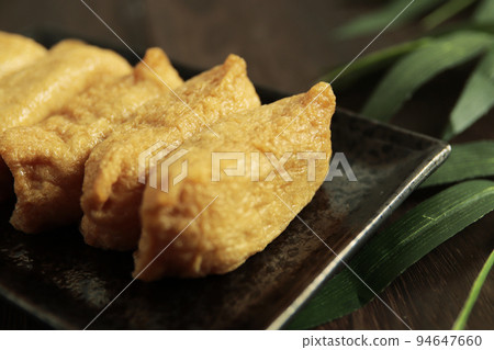 Inari sushi, a staple of sushi restaurants on the table, is Inari's favorite dish. 94647660