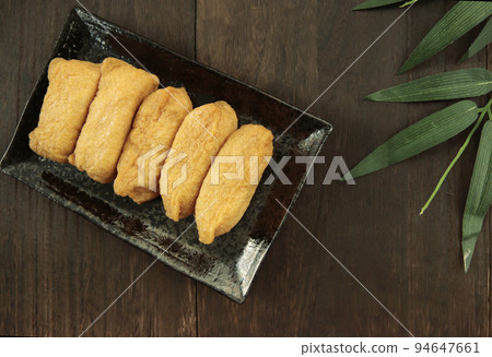 Inari sushi, a staple of sushi restaurants on the table, is Inari's favorite dish. 94647661