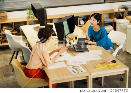 在服裝設計辦公室工作的女性 94647773