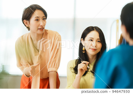 在創意辦公室工作的女性 94647930