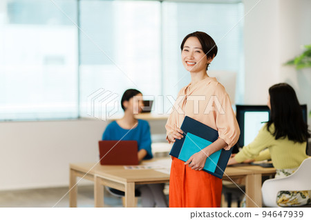 Woman working in a creative office 94647939