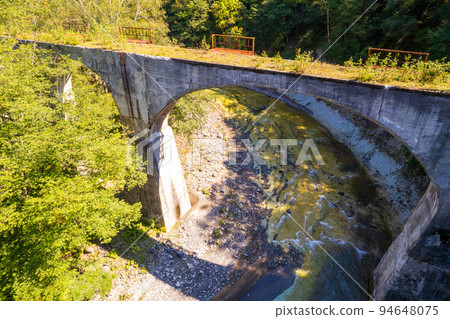 無人機攝影 | 穿過森林的混凝土拱橋 | 舊日本國鐵志幌線 5 號音更川大橋 | 北海道上志幌町 94648075