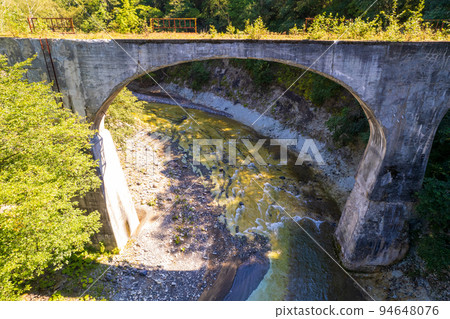 無人機攝影 | 穿過森林的混凝土拱橋 | 舊日本國鐵志幌線 5 號音更川大橋 | 北海道上志幌町 94648076