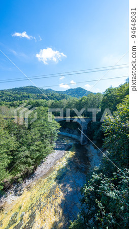 穿過森林的混凝土拱橋 | 舊日本國鐵志幌線 5 號音更河大橋 | 北海道上志幌町 穿過森林的混凝土拱橋 | 舊日本國鐵志幌線 5 號音更河大橋 | 北海道上志幌町 94648081