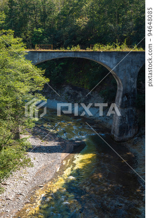 穿過森林的混凝土拱橋 | 舊日本國鐵志幌線 5 號音更河大橋 | 北海道上志幌町 穿過森林的混凝土拱橋 | 舊日本國鐵志幌線 5 號音更河大橋 | 北海道上志幌町 94648085