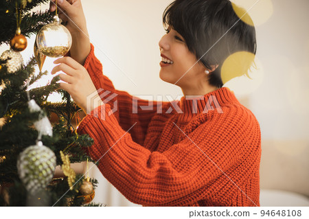 聖誕樹客廳在晚上 94648108