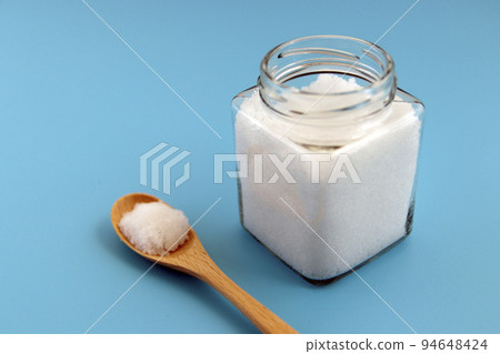 桌子上罐子裡的鹹白鹽,如糖或麵粉 桌子上罐子裡的鹹白鹽,如糖或麵粉 94648424