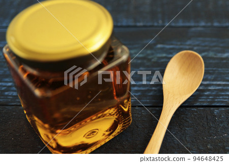 桌上的罐子裡裝滿蜂王漿的美容蜂蜜 桌上的罐子裡裝滿蜂王漿的美容蜂蜜 94648425