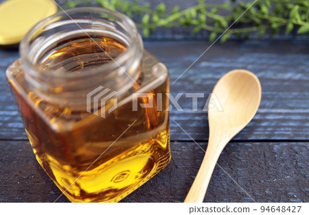 桌上的罐子裡裝滿蜂王漿的美容蜂蜜 桌上的罐子裡裝滿蜂王漿的美容蜂蜜 94648427