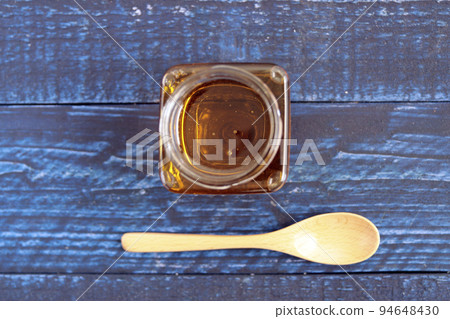 桌上的罐子裡裝滿蜂王漿的美容蜂蜜 94648430
