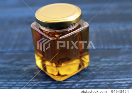桌上的罐子裡裝滿蜂王漿的美容蜂蜜 94648434