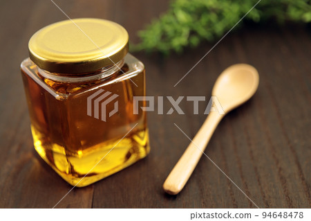 Royal jelly-filled beauty honey in a jar on the table 94648478