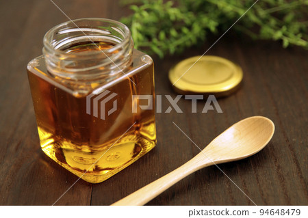 桌上的罐子裡裝滿蜂王漿的美容蜂蜜 94648479