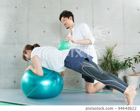 日本女性接受私人教練的木板指導 94648622