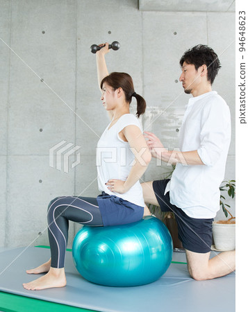 日本女性接受私人教練的啞鈴訓練指導 94648623