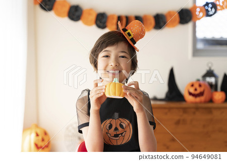 Girl wearing Halloween costume and doing crafts 94649081