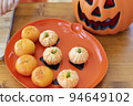為萬聖節派對製作的橘子南瓜 94649102