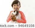 抱著她的寵物豚鼠的女孩 94649108