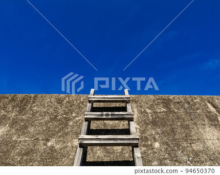 [Background material] Ladder in the blue sky 94650370