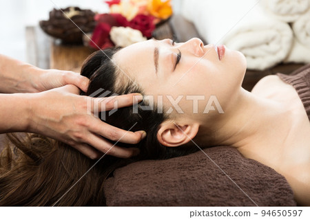 接受頭部按摩的婦女 94650597