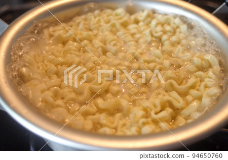 make instant ramen 94650760