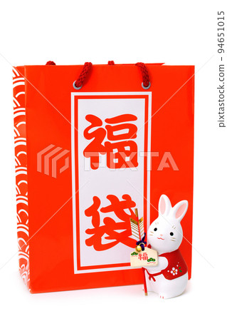 兔年賀年卡素材 白兔公仔手持毀滅之箭和紅色福袋 94651015