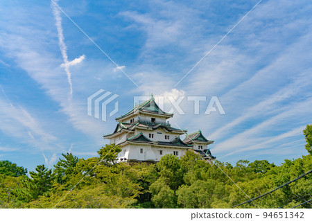 Wakayama castle tower and blue sky 94651342