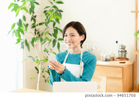 在智能手機上管理資產的女性 94651708