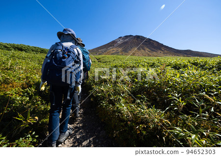 攀登旭岳的孩子 94652303