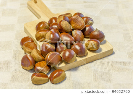 Chestnuts that look delicious Chestnuts that look delicious 94652760