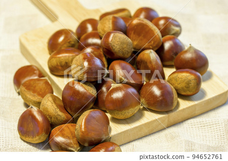 Chestnuts that look delicious Chestnuts that look delicious 94652761