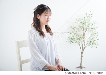 Woman receiving an interview interview Woman receiving an interview interview 94652804