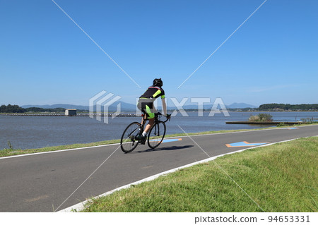 在筑波霞浦輪輪路上奔跑的自行車手 在筑波霞浦輪輪路上奔跑的自行車手 94653331