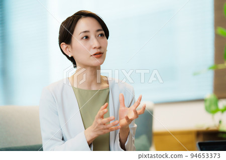 接受采訪的女經理 94653373