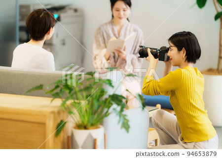 Female manager interview shooting scene 94653879