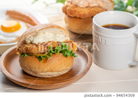 漢堡包和咖啡 94654309