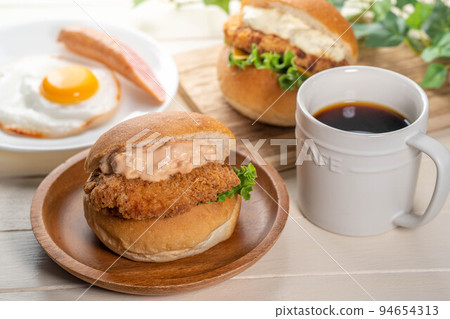 hamburger and coffee 94654313