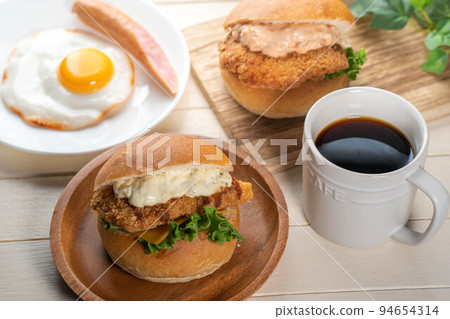 hamburger and coffee 94654314