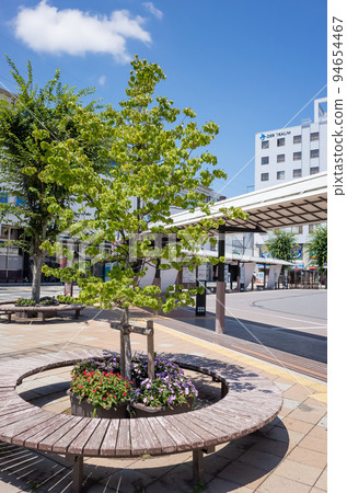 [Japan] Nagano, Ueda station square round bench and green street trees 94654467
