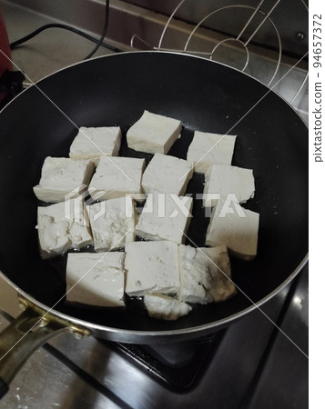 煮菜 煎板豆腐 剛下鍋 94657372