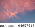 藍天上的粉紅色夕陽雲 藍天上的粉紅色夕陽雲 94657518