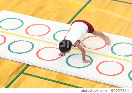 體育館幼兒園體操課（墊子上練習）鳥瞰圖 94657834